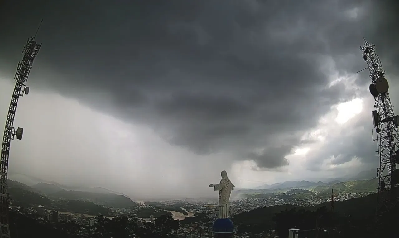 a imagem mostra o avan&ccedil;o de chuva intensa em uma cidade do Rio de Janeiro